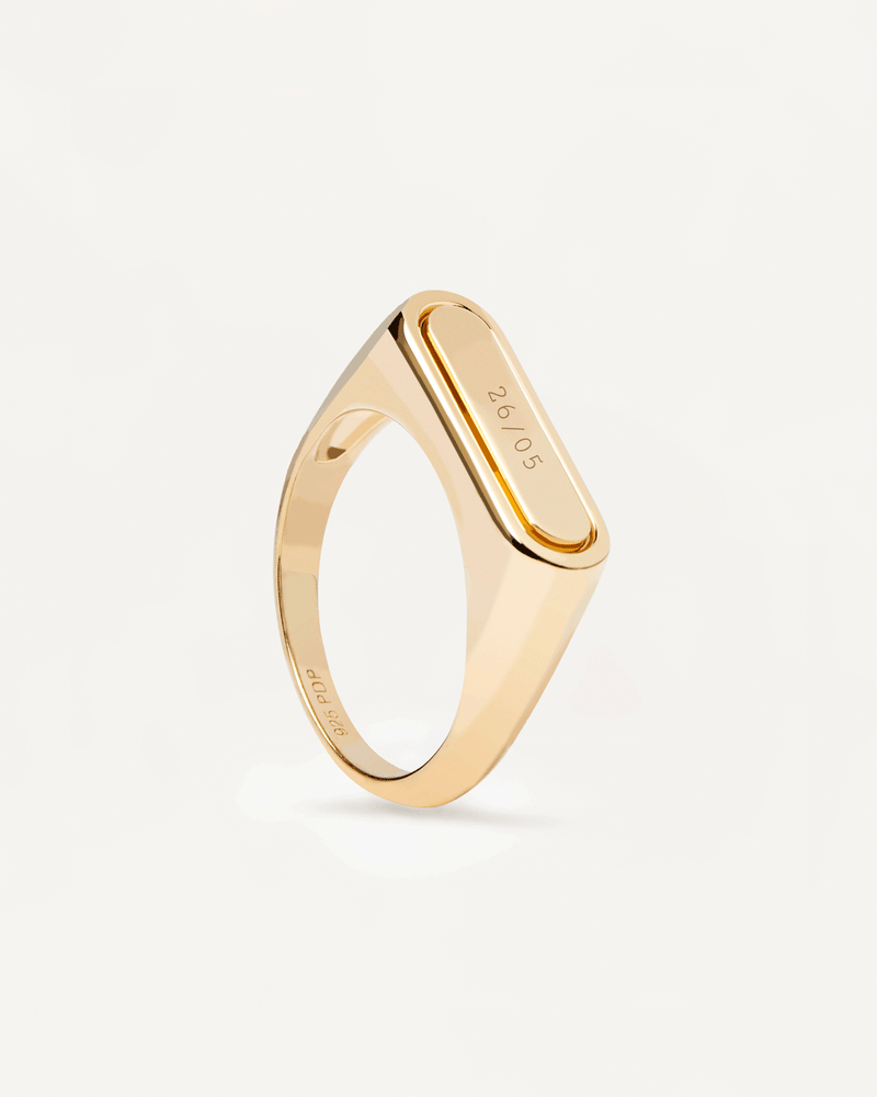 Gold-plated engravable signet ring with cartouche shape
