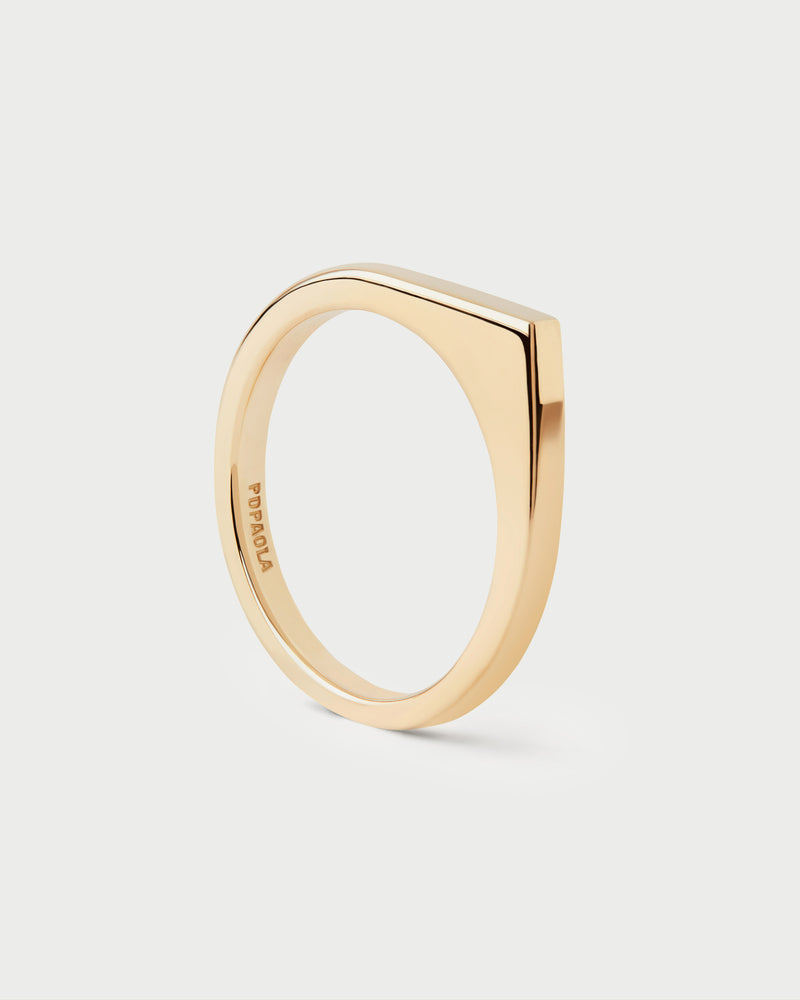 Geometric ring with asymmetric round shape