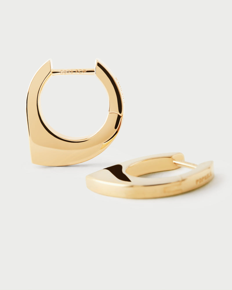 Geometric hoop earrings with asymmetric round shape