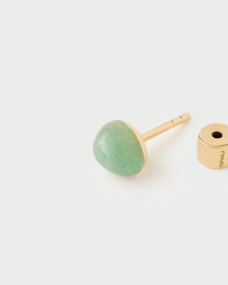Gold-plated fluid ear piercing with an irregular green round gemstone
