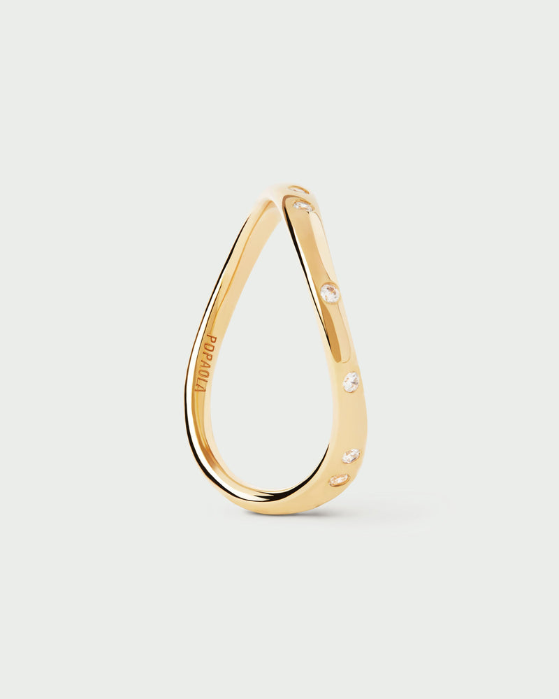 Sleek ring with set with sparkling zirconia and fluid lines