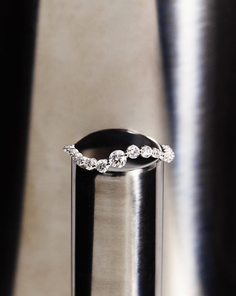 Elegant ring in 18K gold with an undulating band accented with lab-grown diamonds