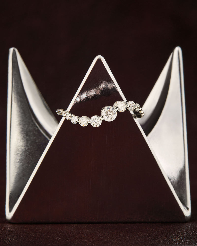 Elegant ring in 18K gold with an undulating band accented with lab-grown diamonds