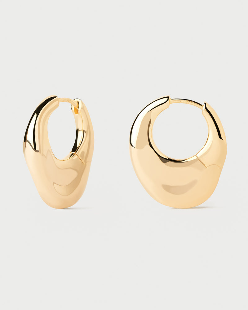 Gold-plated fluid hoop earrings with contrasting irregular design and chunky base